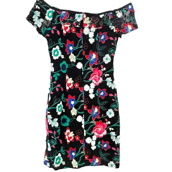 NWOT GUESS Lace Floral Off Shoulder Body con Mini 4 Black Multi - Picture 3 of 16